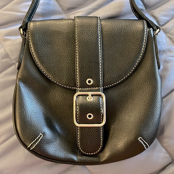 Black Liz Claiborne crossbody with black lining, interior and exterior pockets - Picture 5 of 8